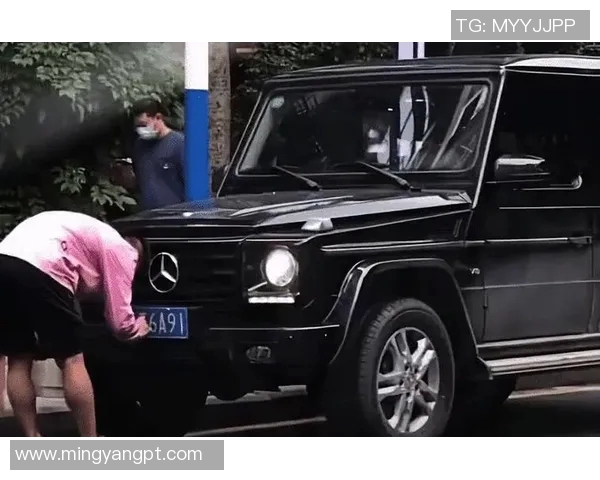 足球明星与他们的豪华座驾完美结合的精彩瞬间展示