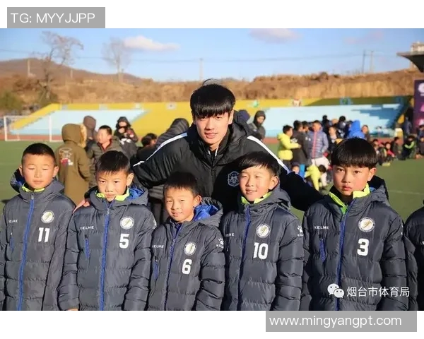 足球明星携儿子共同发声传递父爱与运动精神的感人时刻